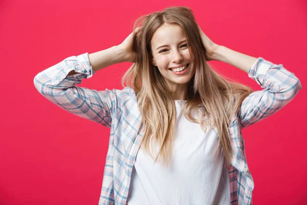 Gorgeours jovem mulher caucasiana com pele limpa e saudável e belo conjunto de características sobre fundo rosa olhando para a câmera com sorriso encantador tímido . — Fotografia de Stock