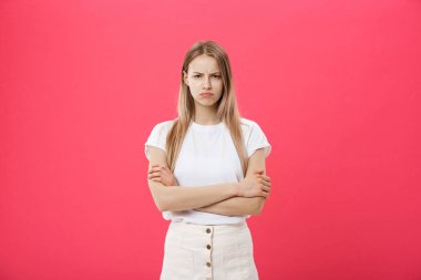 Atış trendy gözlük ve uzun kollu kazak giyen sıkılmış rahatsız güzel genç kızın yüz, can sıkıcı ve sıkıcı ile fotoğraf makinesi bakarak düz sarı saçları ile okulda yoruldu