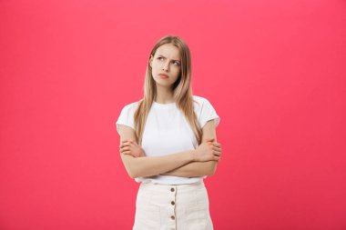 Atış trendy gözlük ve uzun kollu kazak giyen sıkılmış rahatsız güzel genç kızın yüz, can sıkıcı ve sıkıcı ile fotoğraf makinesi bakarak düz sarı saçları ile okulda yoruldu