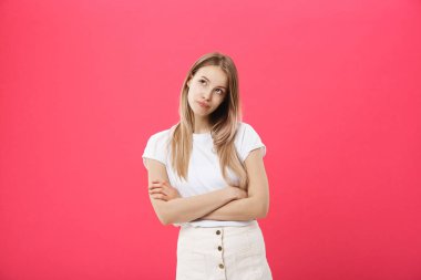 Atış trendy gözlük ve uzun kollu kazak giyen sıkılmış rahatsız güzel genç kızın yüz, can sıkıcı ve sıkıcı ile fotoğraf makinesi bakarak düz sarı saçları ile okulda yoruldu