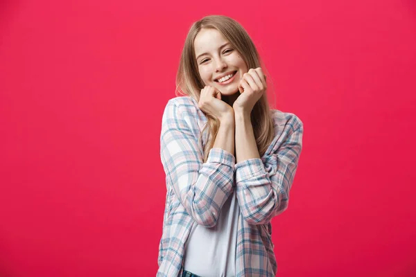 Gorgeours jovem mulher caucasiana com pele limpa e saudável e belo conjunto de características sobre fundo rosa olhando para a câmera com sorriso encantador tímido . — Fotografia de Stock