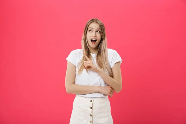 Sorprendido adolescente estudiante mostrar expresión impactante con algo. Aislado sobre fondo rosa brillante. Copiar espacio — Foto de Stock