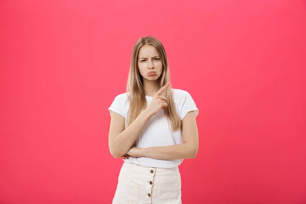 Tourné de ennuyé belle adolescente ennuyée aux cheveux blonds droits regardant la caméra avec un visage ennuyeux et ennuyeux, portant des lunettes à la mode et un pull à manches longues, s'est fatigué à l'école — Photo