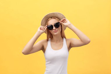 Kameraya bakarak gülen portre genç güzel çekici sarışın kız kapatın. Sarı Pastel arka plan üzerinde izole. Kopya alanı.