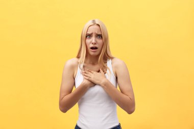 Açık ağızlı izole sarı arka plan üzerinde beyaz gömlekli mutlu heyecanlı kadın portresi