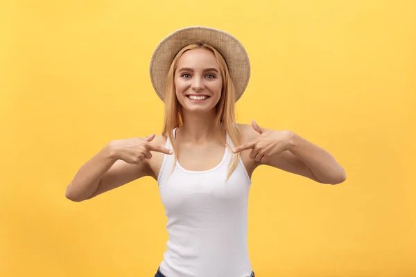 의류, 디자인 및 광고 개념 실내 촬영의 긍정적인 친절 한 젊은 여성 복사 텍스트 또는 선전용 내용에 대 한 그녀의 빈 흰색 t-셔츠에 공간 — 스톡 사진