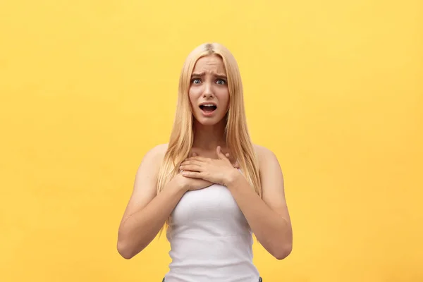 Portrait d'une femme heureuse et excitée en chemise blanche à bouche ouverte isolée sur fond jaune — Photo