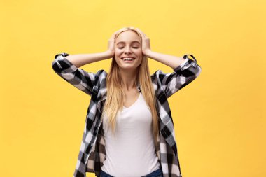 Mutlu bir şekilde gülümseyerek, içeride eğleniyor, uzun düz saçlı oynayan güzel çok çekici sarışın genç kadın. Güzel kız kameraya neşeli gülümseme ile seyir hayat bayram
