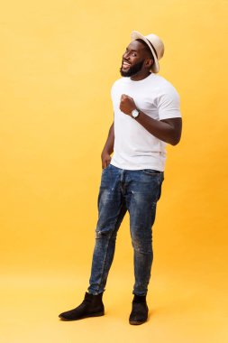 Tam uzunlukta genç yakışıklı Afrikalı-Amerikalı adam uzağa arıyorsunuz