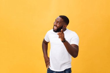 Mutlu bir şekilde gülümseyerek ve sanki sen tercih kamera onun işaret parmakları işaret ve büyük satış için davet komik genç Afrika müşteri. Olumlu duygular, yüz ifadeleri, duygular. Seçici odak.