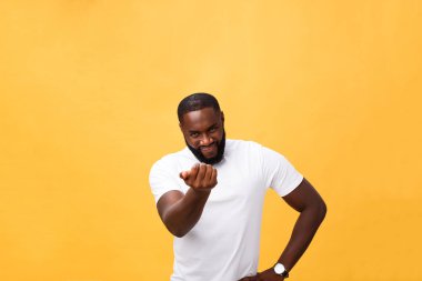 Mutlu bir şekilde gülümseyerek ve sanki sen tercih kamera onun işaret parmakları işaret ve büyük satış için davet komik genç Afrika müşteri. Olumlu duygular, yüz ifadeleri, duygular. Seçici odak.