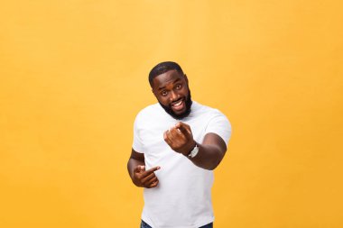 Mutlu bir şekilde gülümseyerek ve sanki sen tercih kamera onun işaret parmakları işaret ve büyük satış için davet komik genç Afrika müşteri. Olumlu duygular, yüz ifadeleri, duygular. Seçici odak.