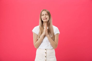 İzole arka plan üzerinde beyaz kadın depresif ve kızgın ve korkmuş ağlıyor sıkıntı için endişeleniyorum. Üzgün ifade