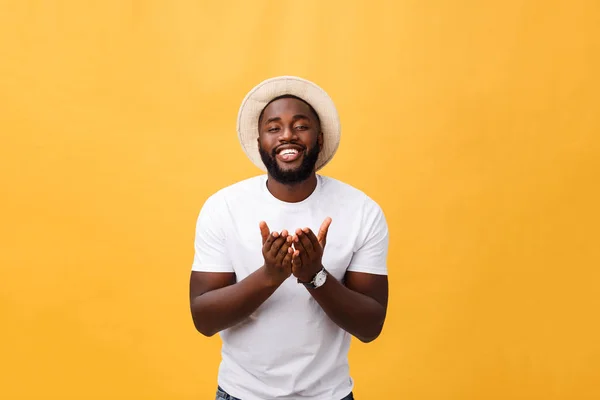 Retrato de belo jovem africano sorrindo em camiseta branca no fundo amarelo — Fotografia de Stock