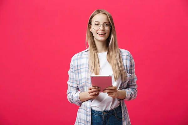 Porträtt Skrattande Kvinna Som Använder Tablet Isolerad Rosa Bakgrund Och — Stockfoto