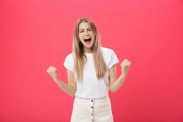 Jovem mulher ficando com raiva, louco e gritando isolado em um fundo rosa . — Fotografia de Stock