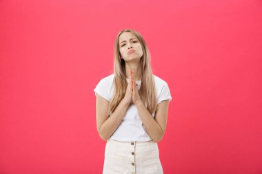 Pembe bir arka plan karşı izole dua güzel beyaz genç kız portresi kapatın. Kızıl saçlı ve çilli sağlıklı cilt, öğrenci kız için en iyi umut dua, el ele tutuşarak