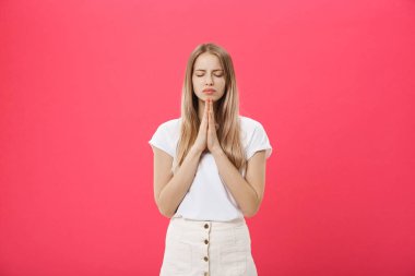 Pembe bir arka plan karşı izole dua güzel beyaz genç kız portresi kapatın. Kızıl saçlı ve çilli sağlıklı cilt, öğrenci kız için en iyi umut dua, el ele tutuşarak