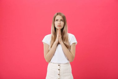 Pembe bir arka plan karşı izole dua güzel beyaz genç kız portresi kapatın. Kızıl saçlı ve çilli sağlıklı cilt, öğrenci kız için en iyi umut dua, el ele tutuşarak