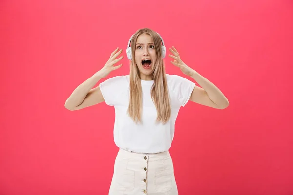 Jeune femme opérateur du centre d'appels couvrant les oreilles ignorant le bruit bruyant ennuyeux, bouche les oreilles pour éviter le son de l'audition. La musique bruyante est un problème — Photo