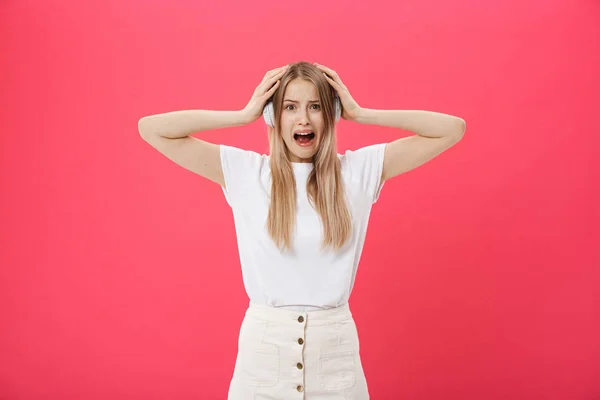 Jovem operadora de call center cobrindo ouvidos ignorando ruído alto irritante, conecta orelhas para evitar o som auditivo. Música barulhenta é um problema — Fotografia de Stock