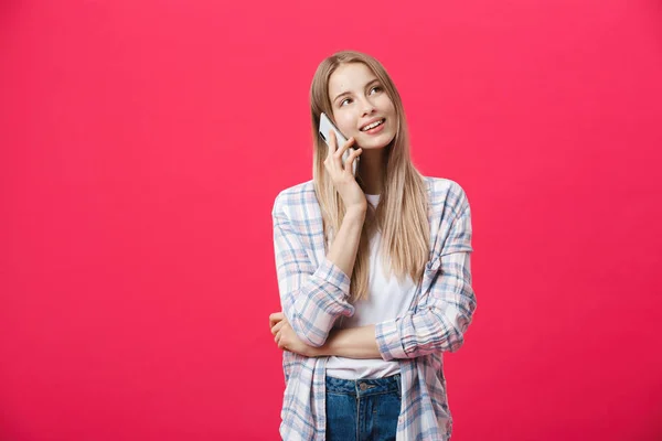 Jovem alegre falando no celular isolado no fundo rosa — Fotografia de Stock