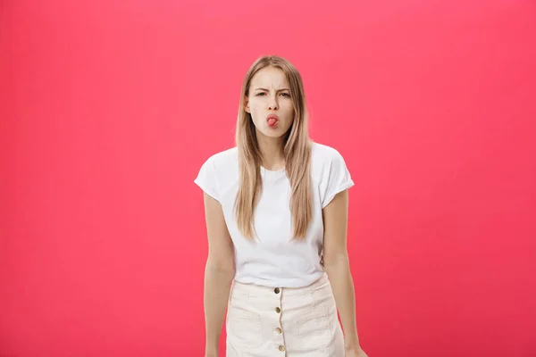 Portrait de femme blonde portant un t-shirt blanc avec la langue collée — Photo