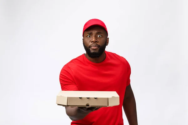 Conceito de entrega - Retrato de bonito afro-americano entregador de pizza. Isolado no estúdio Grey Background. Espaço de cópia — Fotografia de Stock