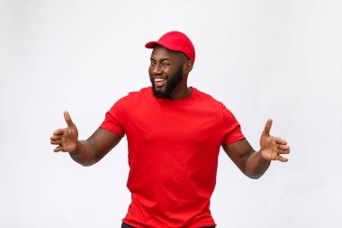 Beyaz arka planda Afrikalı Amerikalı teslimatçı..