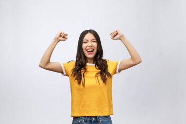 Güzel Asyalı Genç kadın heyecan ve mutluluk başarı, gri arka plan üzerinde kariyer serbest iş kavramı izole.