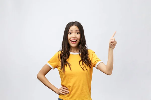 Retrato de feliz jovem asiático mulher com dedo apontar para cima — Fotografia de Stock