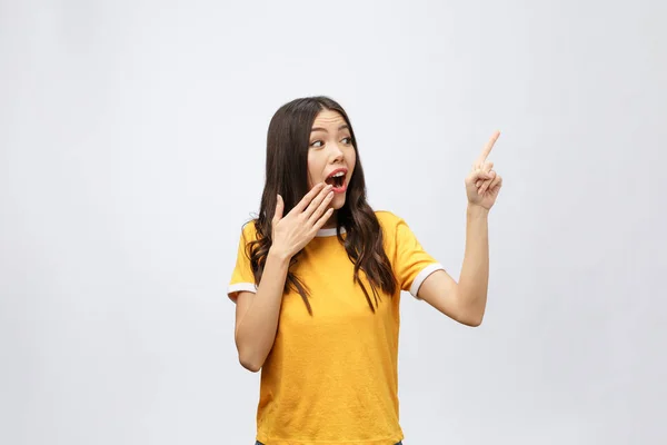 Retrato de la joven mujer asiática feliz con el dedo hacia arriba — Foto de Stock