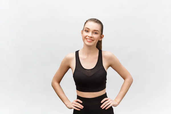 Imagem de uma bela e forte alegre jovem mulher esportiva posando isolada em fundo cinza . — Fotografia de Stock