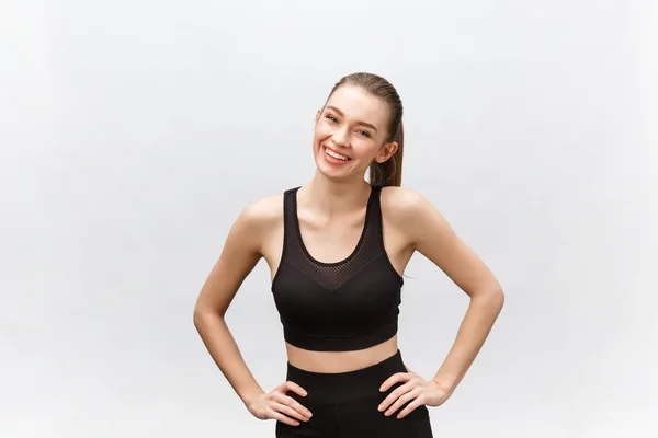 Imagem de uma bela e forte alegre jovem mulher esportiva posando isolada em fundo cinza . — Fotografia de Stock