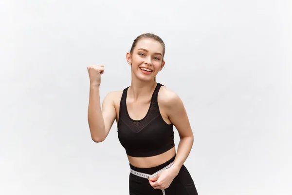 Imagem de uma bela e forte alegre jovem mulher esportiva posando isolada em fundo cinza . — Fotografia de Stock