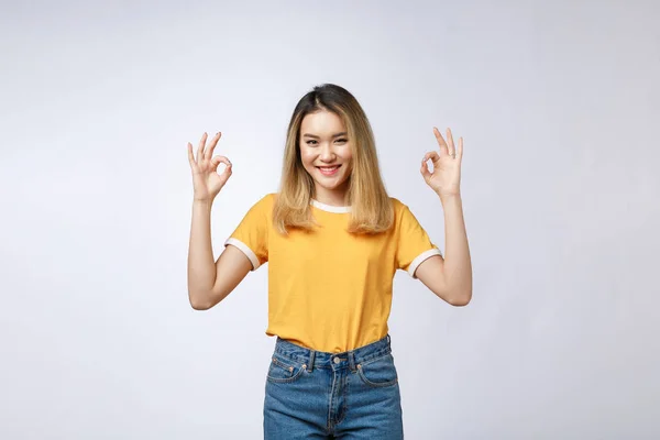 Asiática joven sonrisa hermosa con ok dedo signo aislar sobre fondo blanco — Foto de Stock