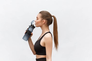 Spor, spor, yaşam tarzı ve insanların konsepti - su şişeli mutlu sportif kadın.
