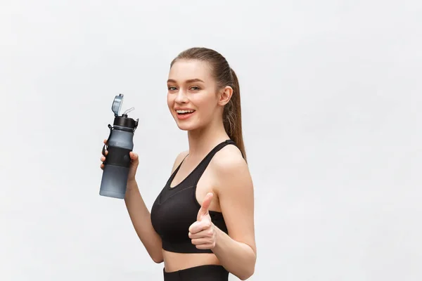 Σπορ, fitness, lifestyle and people concept - χαρούμενη σπορ γυναίκα με μπουκάλια νερού. — Φωτογραφία Αρχείου
