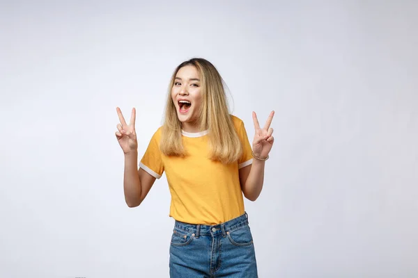 Feliz jovem asiático mulher mostrando dois dedos ou vitória gesto com espaço em branco copyspace área para texto, retrato de bela mulher asiática isolado no branco fundo — Fotografia de Stock