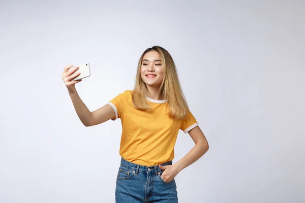Primer plano de la joven asiática hermosa mujer tomando selfie. Fondo blanco aislado.Belleza y mujer sana . — Foto de Stock