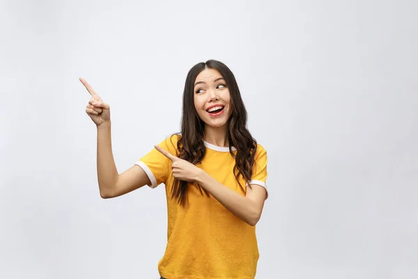 Surpresa ásia mulher com dedo apontar para cima isolar no branco . — Fotografia de Stock