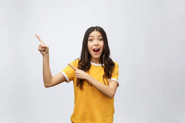 Surpresa ásia mulher com dedo apontar para cima isolar no branco . — Fotografia de Stock