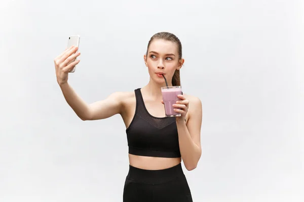 Young happy woman with healthy diet shake drinking for sport and fitness. — Stock Photo, Image