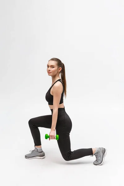 Egzersiz yap. Moda Giyen Spor Giyen Kadın Bacaklarını Esnetiyor — Stok fotoğraf