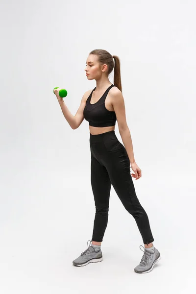 Vista posterior mujer joven estilo de vida saludable fitness con mancuerna . — Foto de Stock