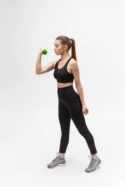 Back view ung kvinna hälsosam livsstil fitness med hantel. — Stockfoto