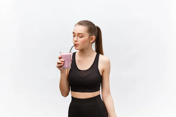 Jovem mulher feliz com dieta saudável agitar beber para o esporte e fitness . — Fotografia de Stock