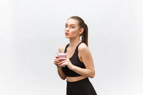 Jovem mulher feliz com dieta saudável agitar beber para o esporte e fitness . — Fotografia de Stock