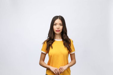 Mutlu Genç Asyalı kadın ile boş kopyalama alanı alanı metin veya sloganı, portre portre güzel Asyalı kadın, kız, beyaz arka plan üzerinde izole olumlu insan duygu yüz ifadesi için