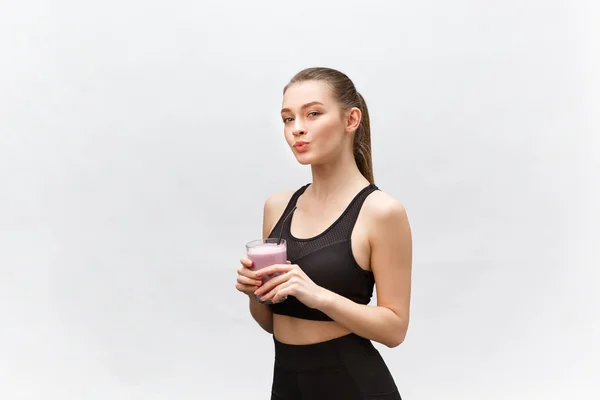 Jovem mulher feliz com dieta saudável agitar beber para o esporte e fitness . — Fotografia de Stock